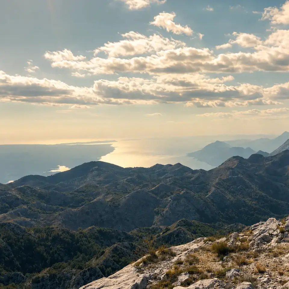 Otvorený horský horizont Biokova nad morom v zlatom svetle